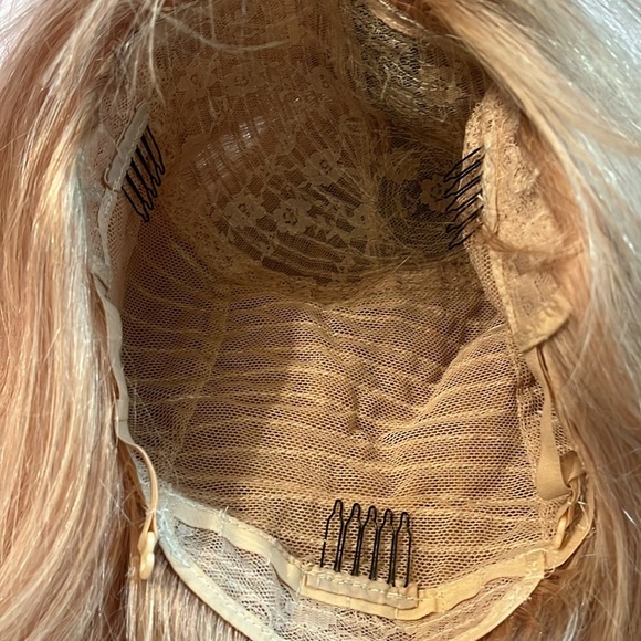 Ombre Blonde flipped Synthetic Wig with Dark Roots Bangs - Picture 7 of 7